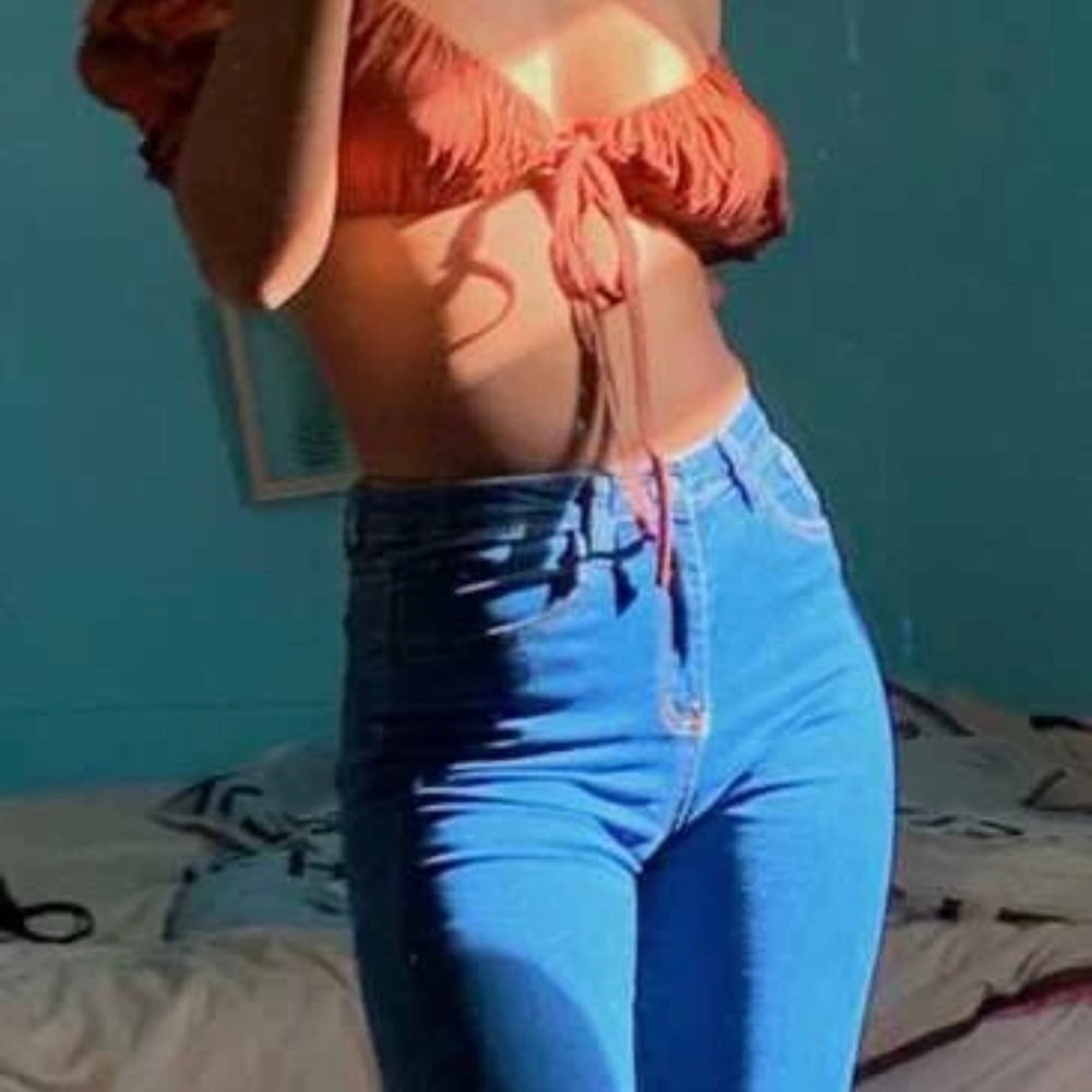 Tie Front Crop Top - Picture 2 of 4